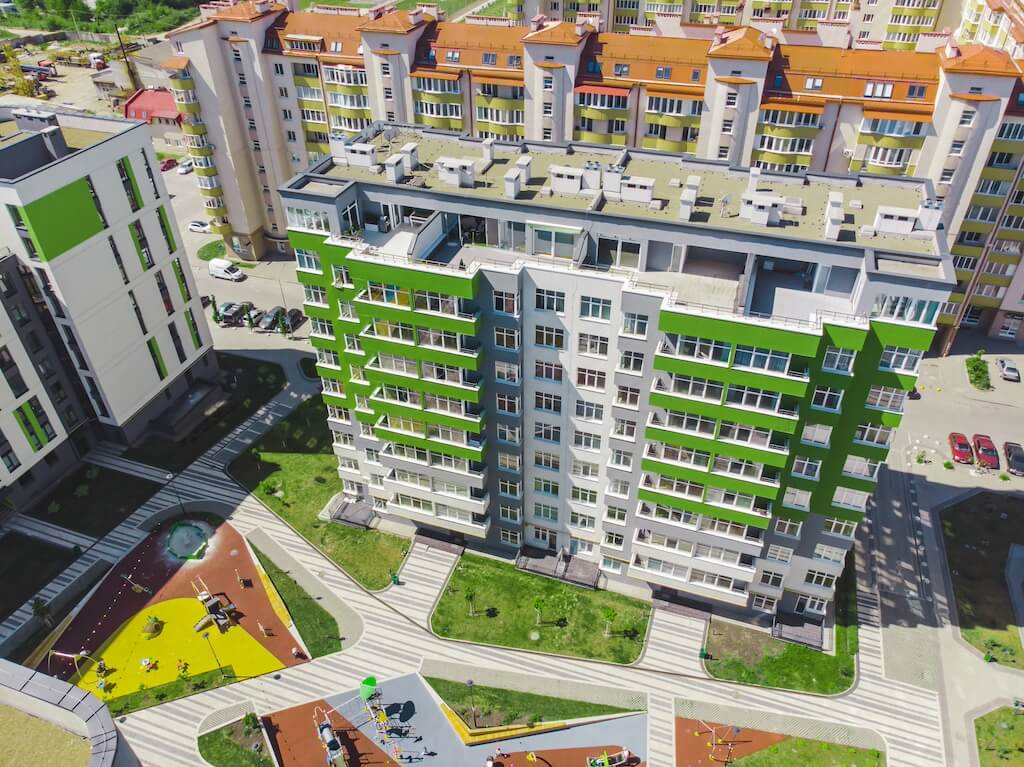 Gdy ściana nie chroni przed hałasem – jak skutecznie walczyć z uciążliwym sąsiadem?