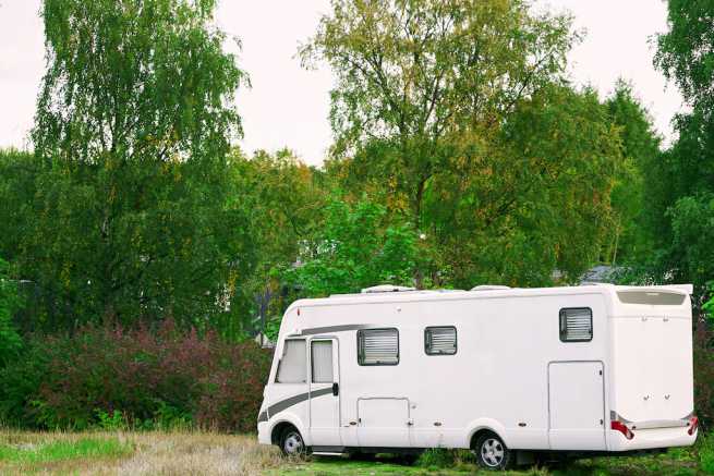 Parkowanie kamperów przy granicy działki