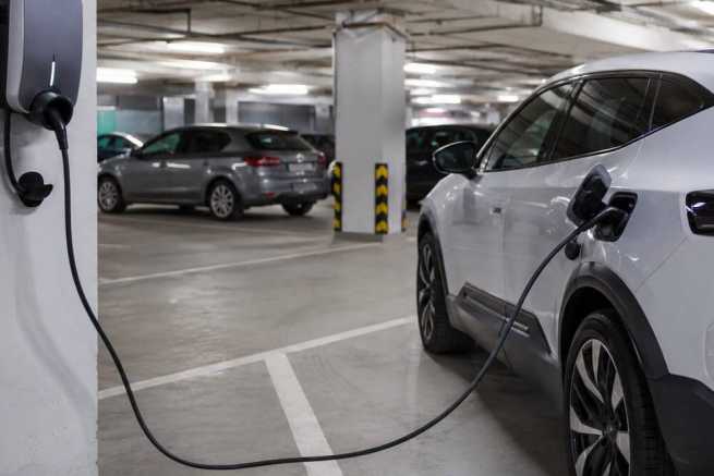 Ładowarka do samochodu elektrycznego w garażu wspólnym – zgoda i koszty