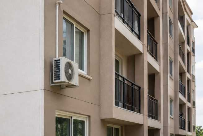 Klimatyzator na elewacji budynku wspólnego – kiedy potrzebna jest uchwała?