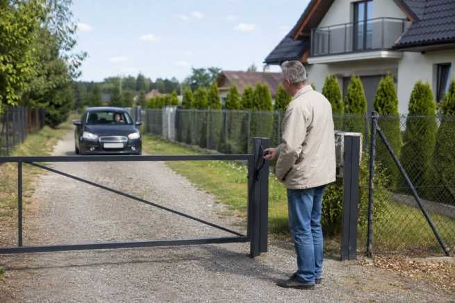 Brama lub szlaban na drodze służebnej – prawa właściciela i uprawnionego