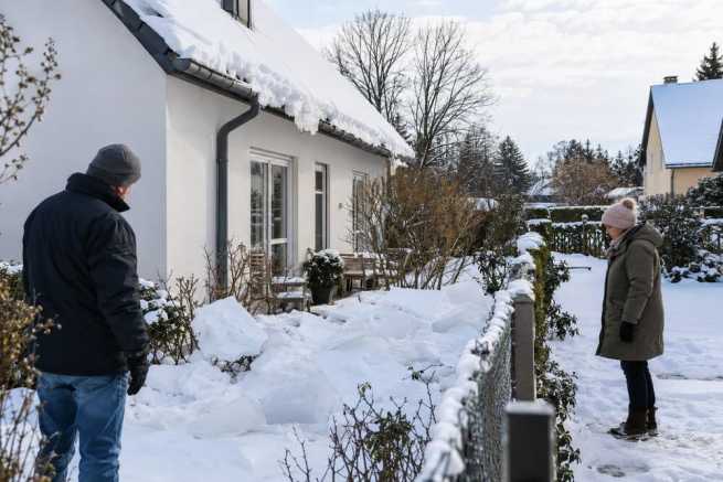 Śnieg i lód zsuwający się z dachu na działkę sąsiada – odpowiedzialność