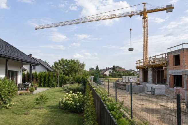 Żuraw budowlany nad działką sąsiada – czy potrzebna jest zgoda?