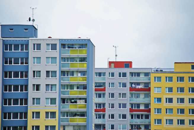 Wykup mieszkania przez męża a możliwość wpisania małżonki jako współwłaściciela