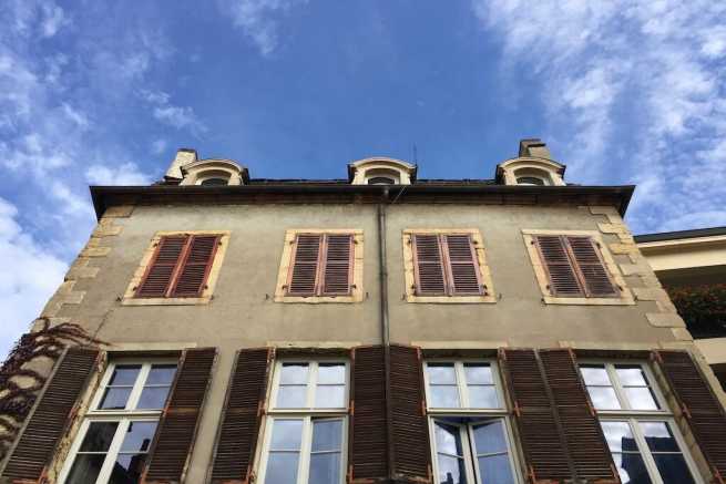 Uciążliwy remont w bliźniaku – jak bronić swojej własności i spokoju?